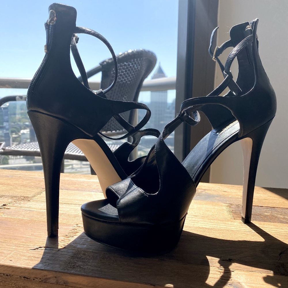 New in BOX. Guess heel! Size 10